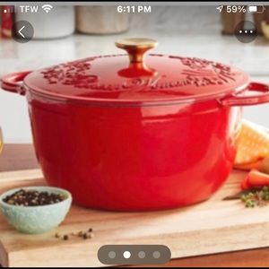 COPY - THE PIONEER WOMAN 6 QT. RED ENAMELED CAST IRON DUTCH OVEN W/ EMBOSSED LID